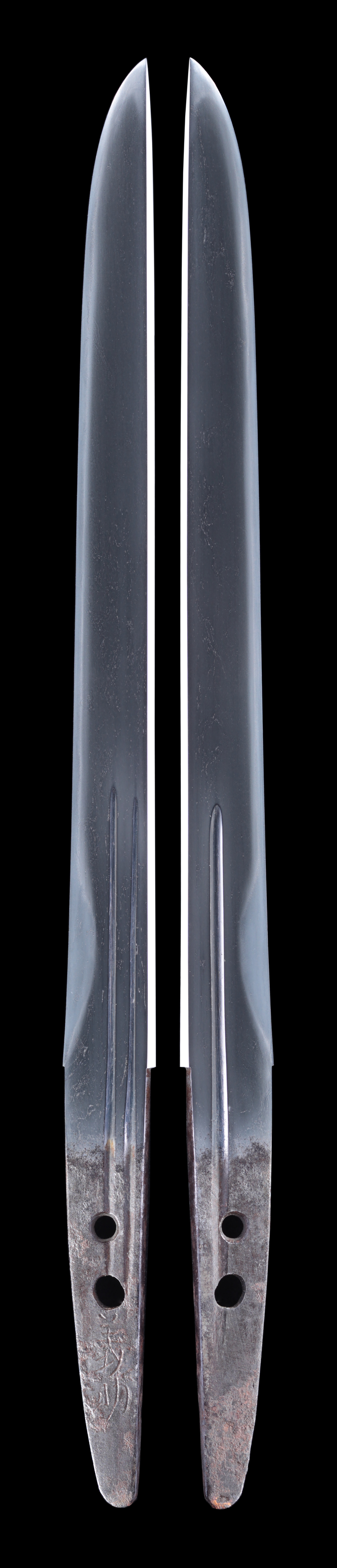 平造、庵棟、身幅・重ね尋常、内反りの短刀姿。