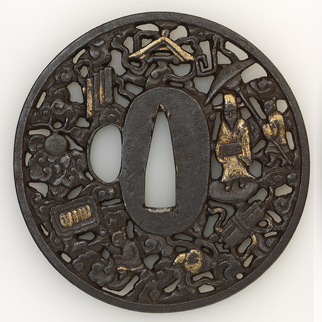 素材 　鉄
形　丸
櫃孔　片櫃孔
技法 肉彫地透　布目象嵌

特徴 『論語』は孔子とその高弟の言行録で、江戸時代日本で広く学ばれました。孔子を祀る釈奠(せきてん)の儀式を題材としたものか、孔子の姿の特徴を備えた貴人に傘を恭しく差し向ける付き人や、廟、巻物、供物などが雲文の上に散りばめられた図がマニアックです。