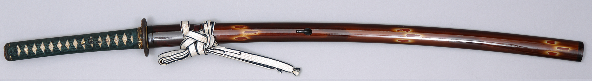 変わり塗鞘打刀拵波龍図縁頭　　赤銅地　高彫 金色絵
波龍図鐔　鉄地　素銅据文象嵌　金色絵
月に波図目貫　赤銅地 容彫　金色絵
正絹納戸色諸摘巻柄
