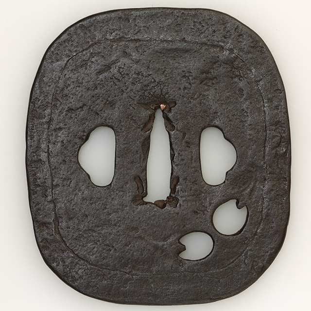 茄子小透鐔
銘 : 貞廣(尾張)江戸時代中期
素材 鉄地、銅
形　竪丸形
櫃孔　両櫃孔
技法 小透